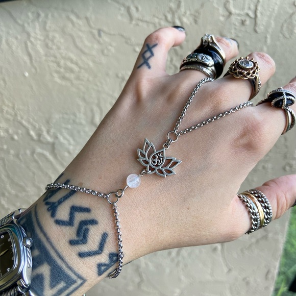 Hand piece lotus flower om sign quartz bracelet - Picture 11 of 15